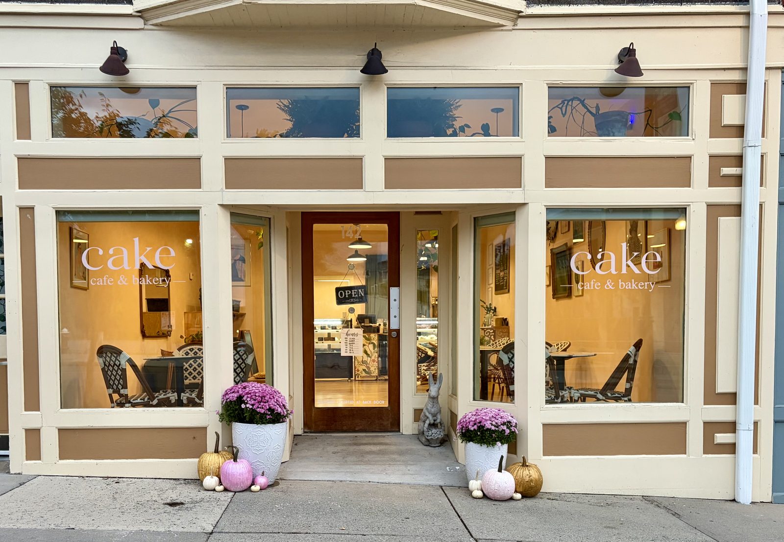 cake storefront at 142 Castle Street